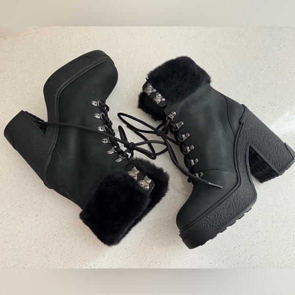 MONCLER Claudia faux fur-trimmed nubuck ankle boot EU 35 US 5 - Picture 6 of 8